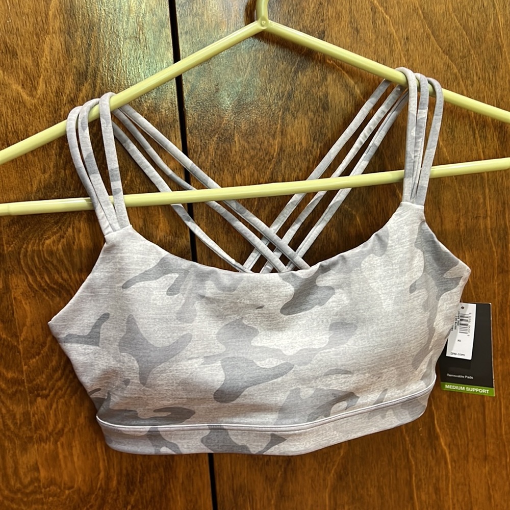 GapFit Eclipse Medium Support Strappy Sports Bra in Gray Camo NWT - Picture 2 of 4